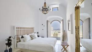 Two Bedroom Cave Suite with Outdoor Hot Tub and Panoramic View | 미니바, 객실 내 금고, 책상, 방음 설비