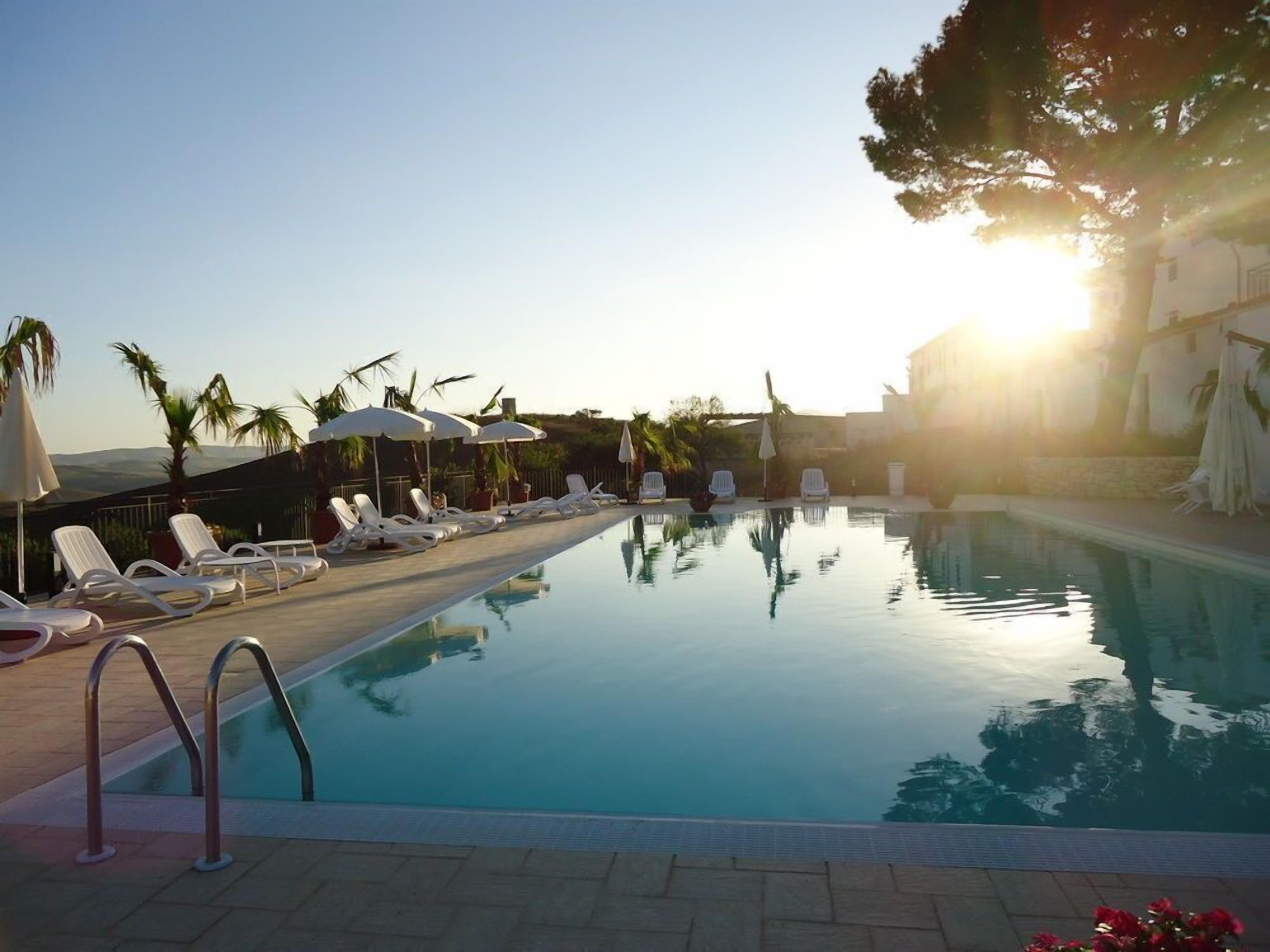Piscine extérieure (ouverte en saison), piscine à débordement