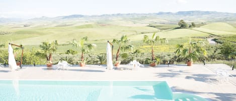 Una piscina al aire libre de temporada, una piscina con borde infinito