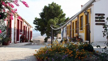 Cubrecamas, escritorio, cortinas blackout y ropa de cama 