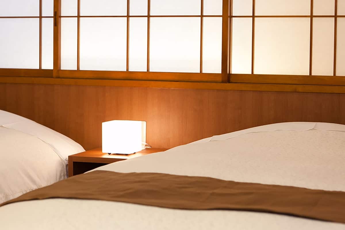 Chambre (Run of House, either Beds or Futon)