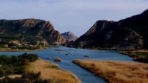A river flowing through a valley with mountains on either side. - La Joya del Valle de Ricote (Villanueva Del Rio Segura)
