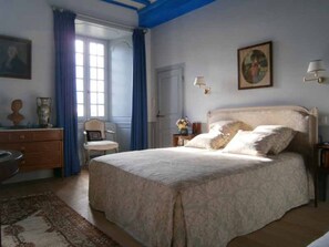 Double or Twin Room (Bleue) | Egyptian cotton sheets, premium bedding, pillow-top beds - Chateau de la Semondiere (Brecey)