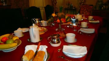 Se sirven desayunos y almuerzos; cocina francesa; con vista al jardín