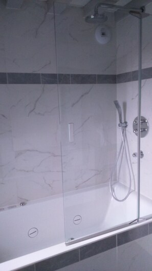 Double Room (Jean-de-Julienne) | Bathroom | Free toiletries, towels - Chateau de la Semondiere (Brecey)