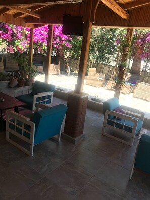 Café da manhã completo grátis todos os dias