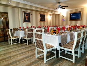 Frukost, lunch och middag serveras