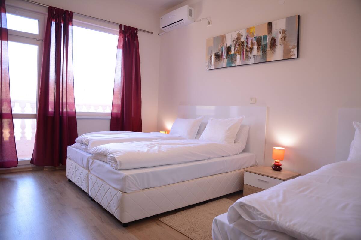 1 habitación, escritorio, tabla de planchar con plancha y cunas 