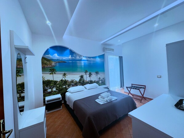 Kamar Triple Deluks, pemandangan laut | Brankas, meja kerja, kedap suara, dan setrika/meja setrika