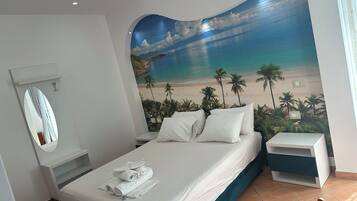 Chambre Triple Deluxe, vue mer | Coffres-forts dans les chambres, bureau, chambres insonorisées