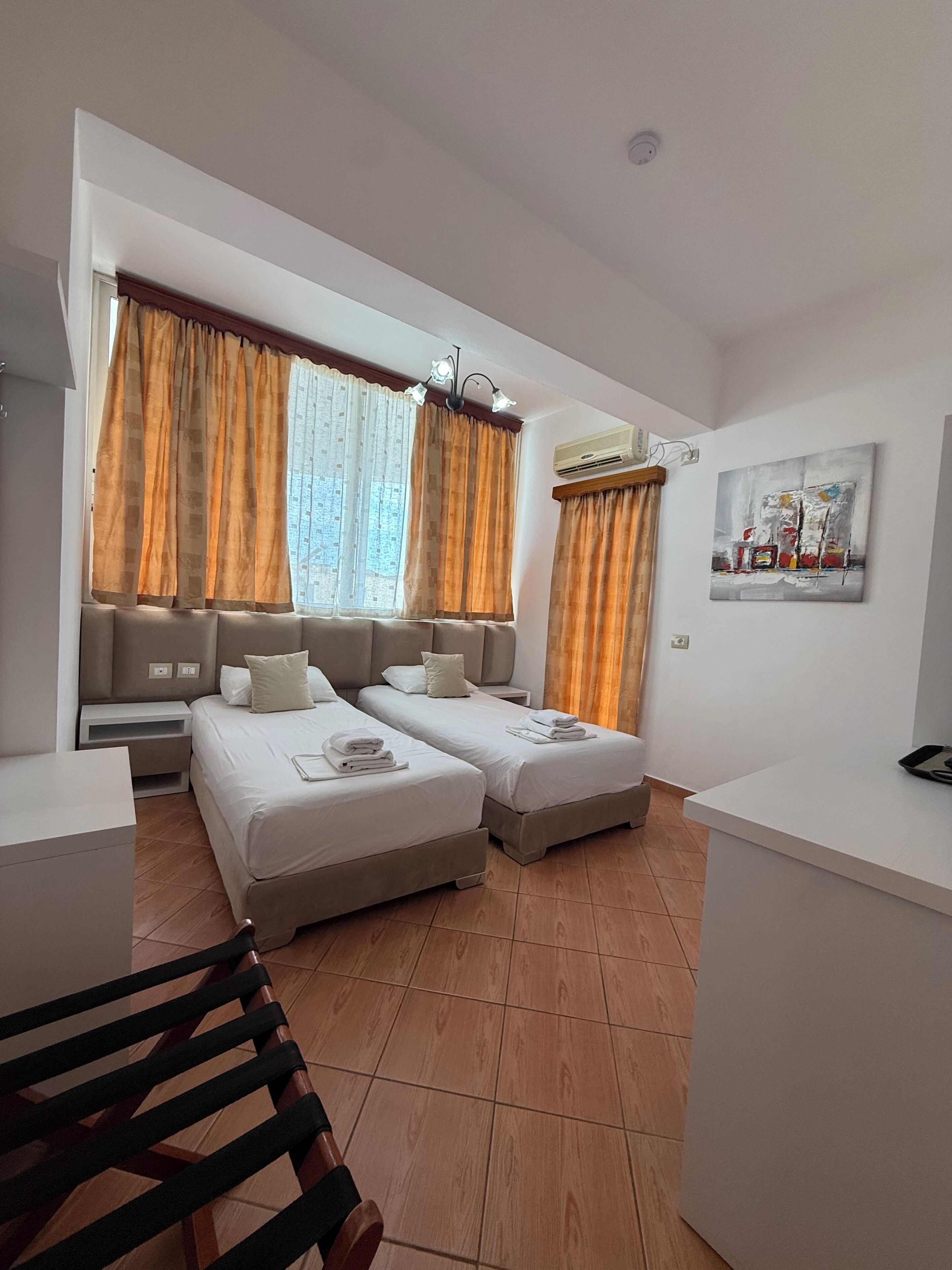 Habitación Deluxe con 1 cama doble o 2 individuales, balcón | Caja fuerte, escritorio, sistema de insonorización