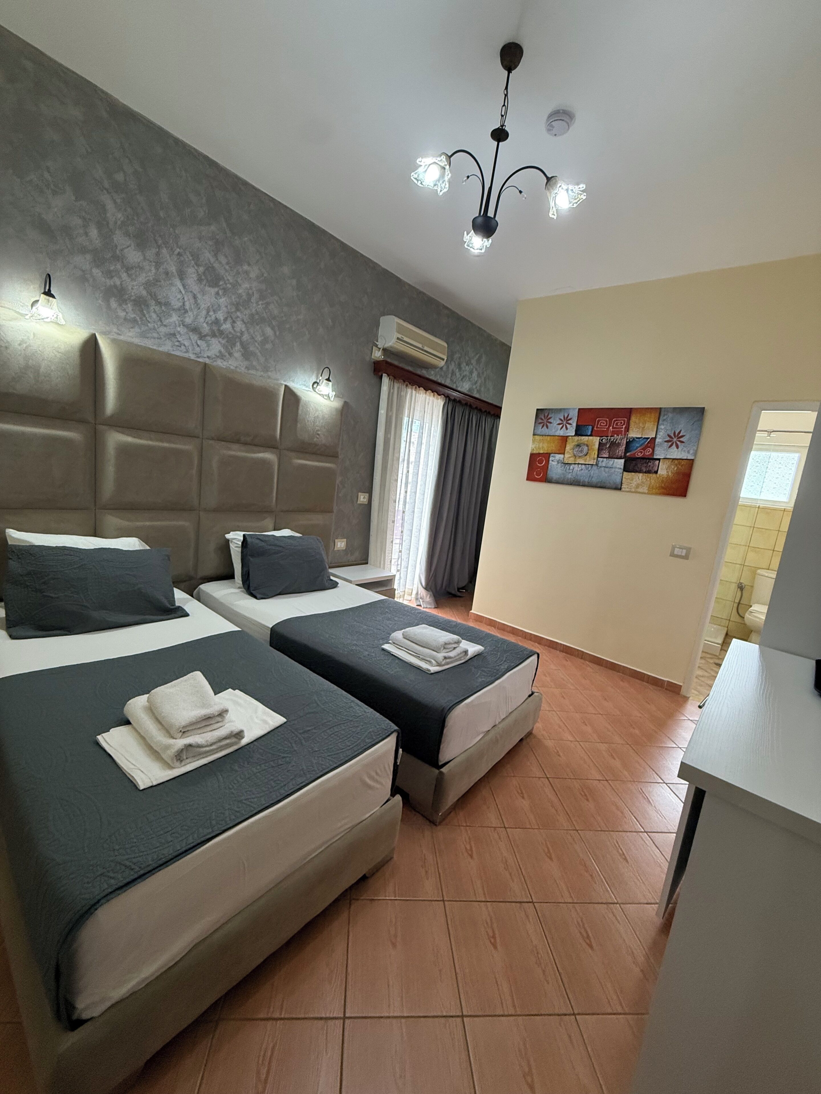 Habitación familiar, balcón | Caja fuerte, escritorio, sistema de insonorización