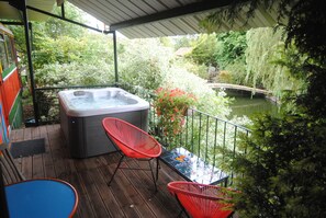 Panoramic-rum - eget badrum - utsikt mot trädgården (Bus insolite) | Bubbelpool utomhus