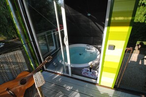 Mobile Home Confort, salle de bains attenante, vue jardin (Roulotte du grand logis) | Vue depuis l’hébergement