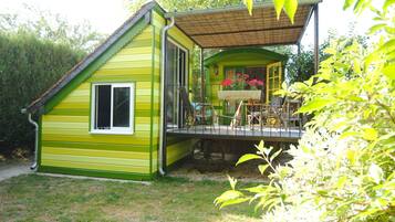 Comfort-asuntovaunu, kylpyhuone makuuhuoneen yhteydessä (Roulotte du grand logis) | Näkymä majoituspaikasta