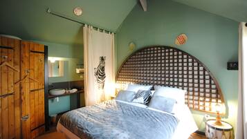 Superior-ullakkohuoneisto, kylpyhuone makuuhuoneen yhteydessä, näköala puutarhaan (La Remise)