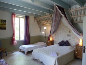Habitación doble | Ropa de cama de alta calidad y caja de seguridad en la habitación