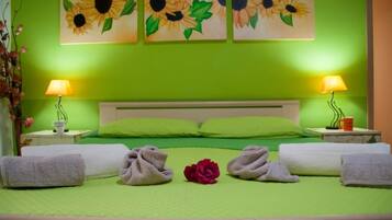 Familien-Vierbettzimmer | 1 Schlafzimmer, Verdunkelungsvorhänge, kostenloses WLAN, Bettwäsche