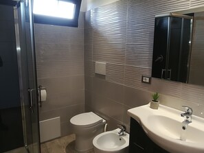 Double Room | Bathroom | Shower, free toiletries, hair dryer, bidet