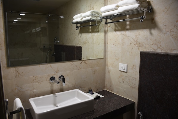 Douche, douche à « effet pluie », chaussons, serviettes fournies