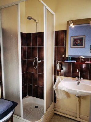Habitación doble (2) | Baño | Secador de pelo y toallas