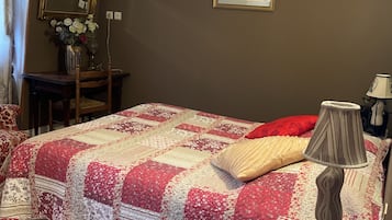 Double Room (2-5-8) | Iron/ironing board, free WiFi, bed sheets