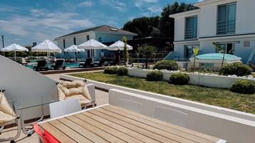 Vela Premium Dublex Pool View | Vista para o jardim