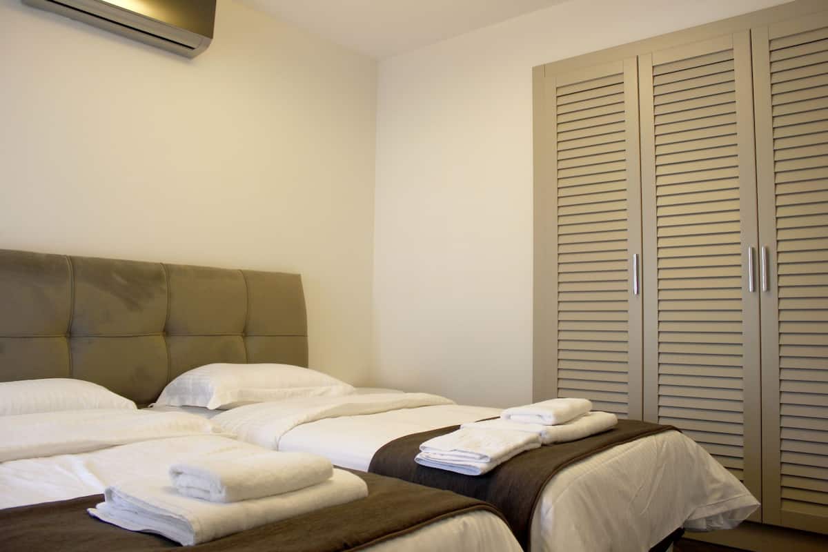 Cofres nos quartos, ferros/tábuas de passar roupa, berços grátis