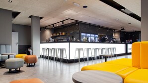 Un espace bar moderne avec des sièges et un comptoir.
