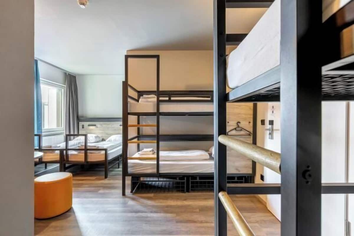 Coffres-forts dans les chambres, bureau, fer et planche à repasser