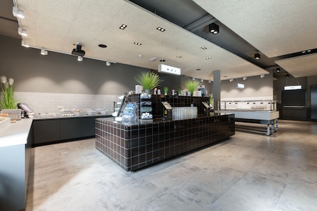 Tägliches Frühstücksbuffet (11.90 EUR pro Person)