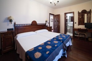 Family Cottage, 5 Bedrooms | 5 bedrooms, in-room safe, individually decorated, individually furnished - Dugium (Fisterra)
