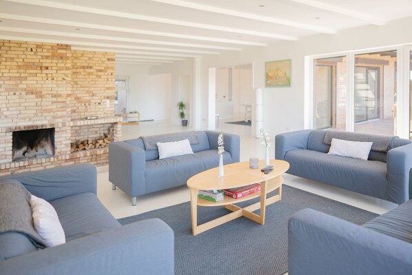 Departamento Deluxe (10) | Área de sala de estar | Televisión de pantalla plana de 42 pulgadas con canales vía satélite 