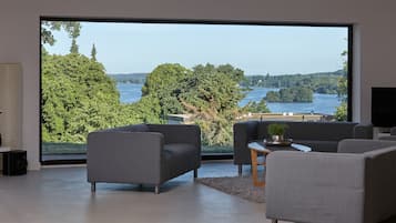 Apartemen Deluks (10) | Pemandangan danau