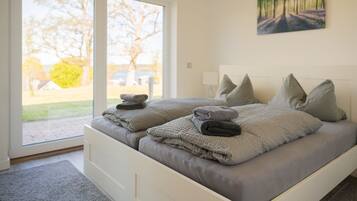 Deluxe Apartment (10) | Blackout curtains, bed sheets