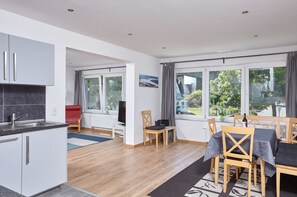 Departamento Deluxe (6) | Área de sala de estar | Televisión de pantalla plana de 42 pulgadas con canales vía satélite 