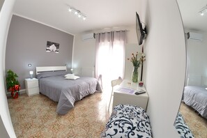 Minibar, escritorio, cunas y camas plegables/adicionales 