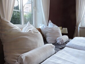 Double Room, Shared Bathroom | Peralatan tempat tidur premium, katil lipat simpan/tambahan 