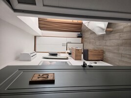 Minibar, wifi gratis y ropa de cama