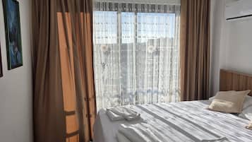 Minibar, wifi gratis y ropa de cama