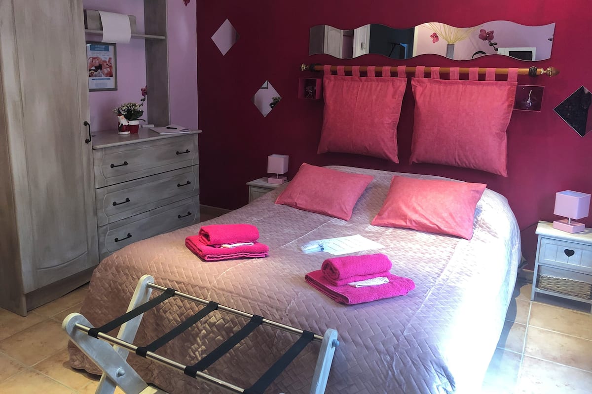 Comfort Double Room, 1 Bedroom (Romantique) | Blackout drapes, soundproofing, free WiFi, bed sheets