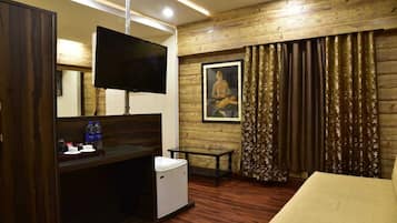 Royal Room | Iron/ironing board, free WiFi