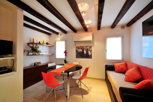 Apartment, 1 Schlafzimmer | Wohnbereich | Fernseher