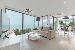 Deluxe Apartment | Living area | Flat-screen TV