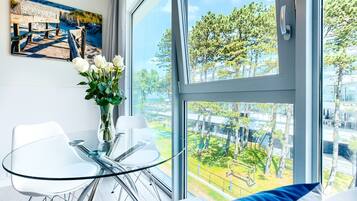 Studio Standar, 1 Tempat Tidur Queen, Bebas Asap Rokok, dapur kecil | Teras/patio