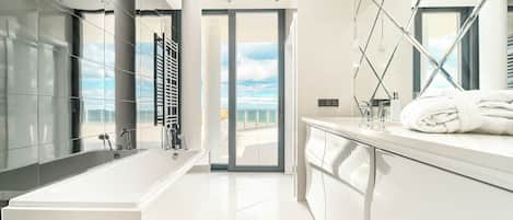 Presidential Apartment | Bathroom | Shower, rainfall showerhead, free toiletries, hair dryer