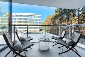 Apartamento Deluxe, 2 habitaciones, vistas parciales al mar | Balcón