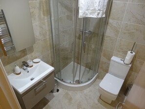 Combined shower/tub, free toiletries