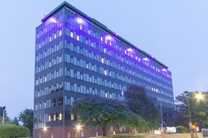 Voorkant accommodatie - avond/nacht