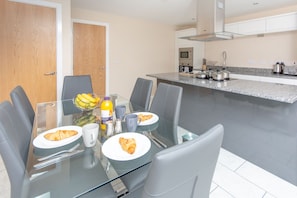Deluxe Duplex, 3 Bedrooms, City View | Premium bedding, iron/ironing board, cots/infant beds, free WiFi